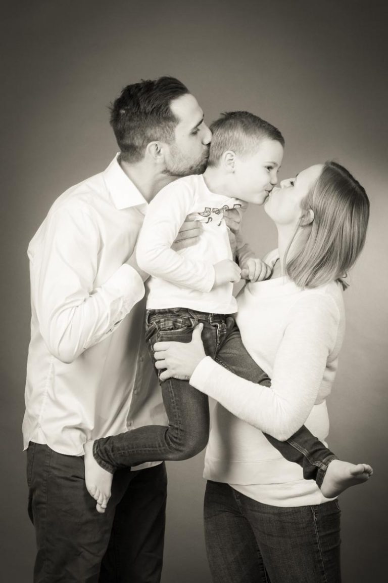 Der Kuss, Foto mit Eltern