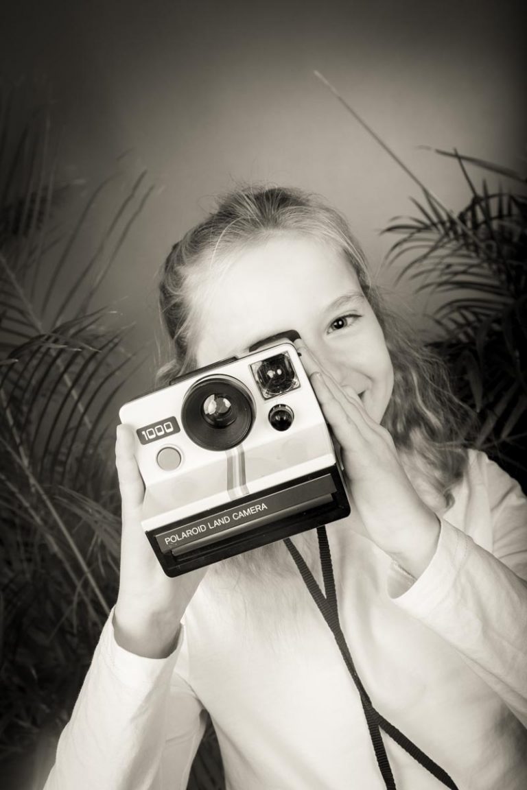 Portrait mit Polaroid Kamera